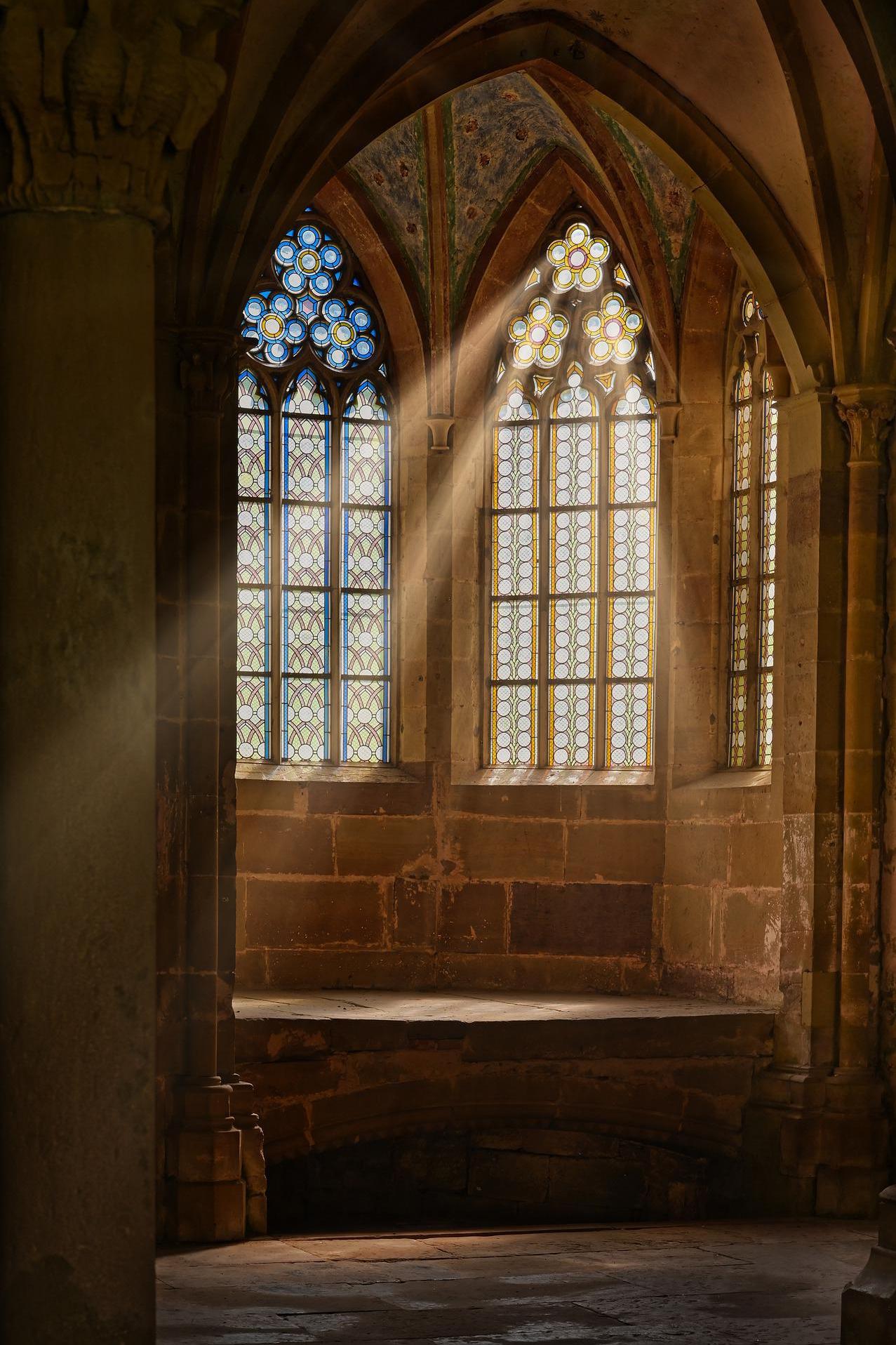 church-window-g96bc9feb2_1920 (c) Bild von Paul Henri Degrande auf Pixabay
