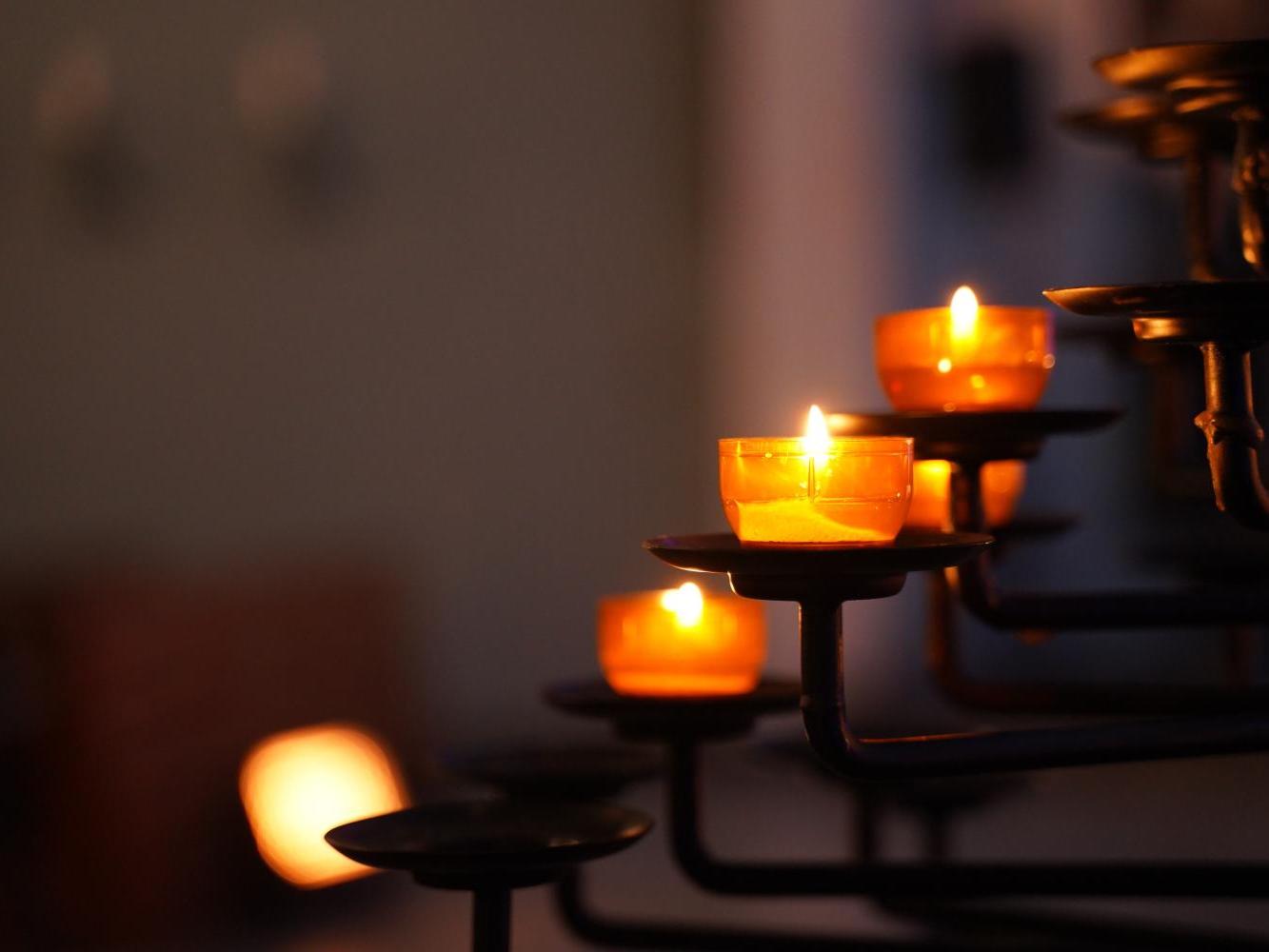 Roratemessen im Advent (c) candle-6244353_by_Sebastian_Strauch_pixabay_pfarrbriefservice
