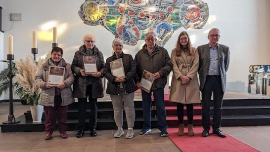 Von links nach rechts: Sibylle Arndt, Anni Pelz, Barbara Heinze, Heinz-Rudi Heinze, Christina Pelz und Jürgen Pelz (c) Christkönig Erkelenz 2025 (J. Pelz)