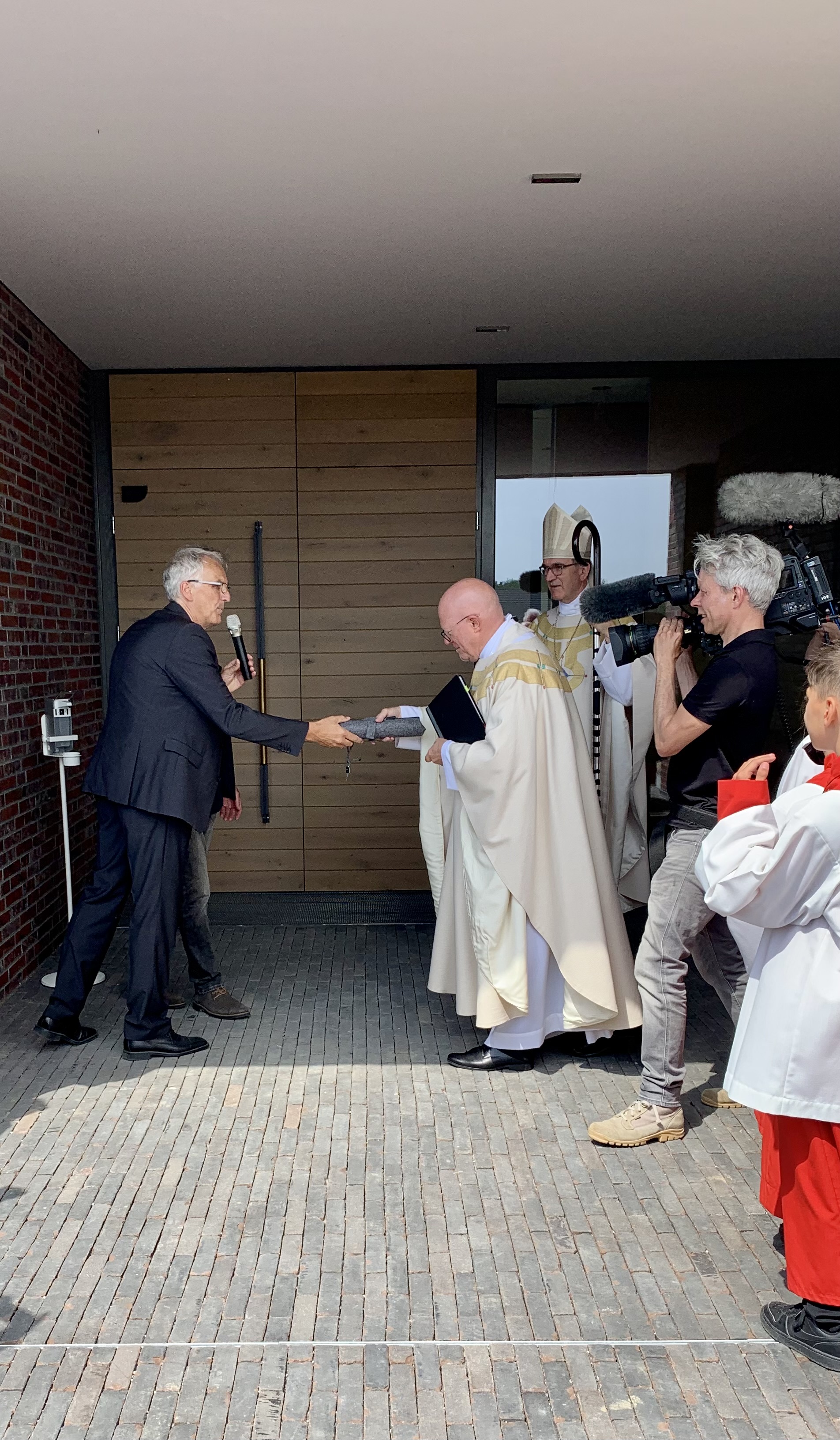 Pfarrer Rombach erhält von Architekt Dewey den Schlüssel zur Kapelle (c) Pfarrei Christkönig / PS