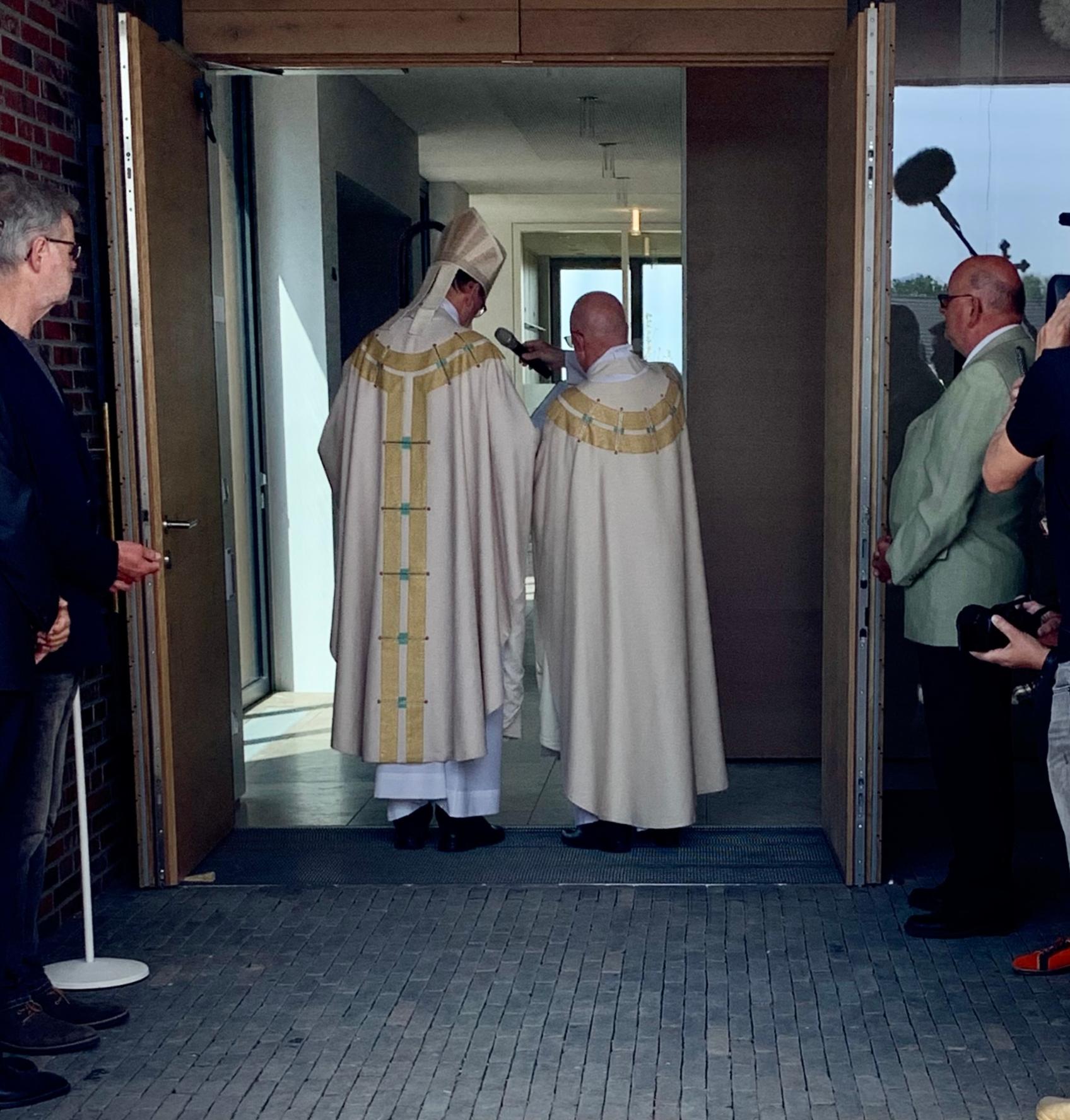 Anschließend betritt Weihbischof Borsch als erster die neue Kapelle (c) Pfarrei Christkönig / PS